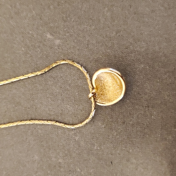 Christian Dior Vintage Shell Pendant Necklace - Picture 5 of 6